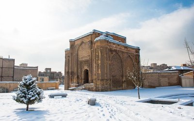 Gonbad-e-Alavian in Haman im Winter, Iran