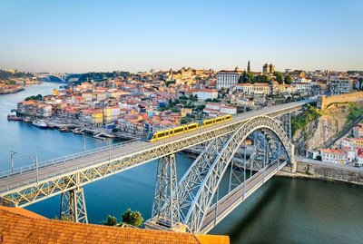 Porto Ponte Dom Luis Brücke mit Metro über Porto, Portugal