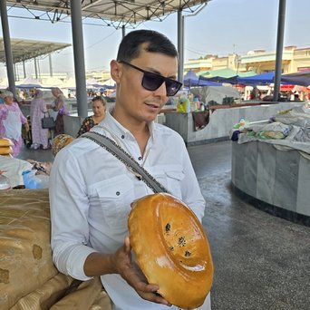 Ein Mann auf einem Markt in Usbekistan