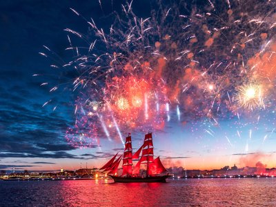 Fest "Rote Segel" mit Feuerwerk zu den Weißen Nächten in St. Petersburg
