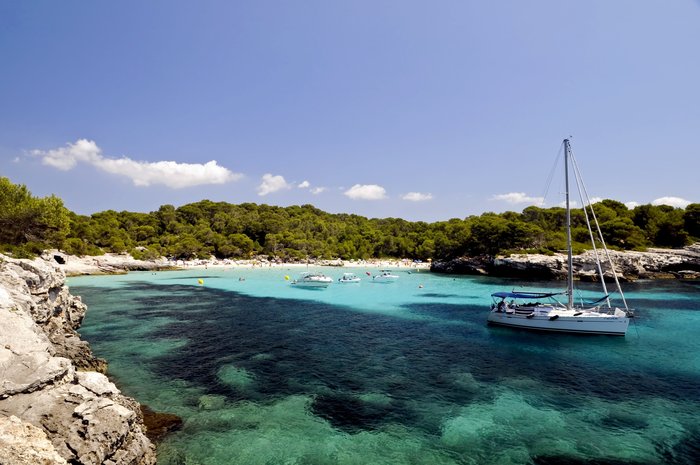 Menorca: Boote auf dem Meer