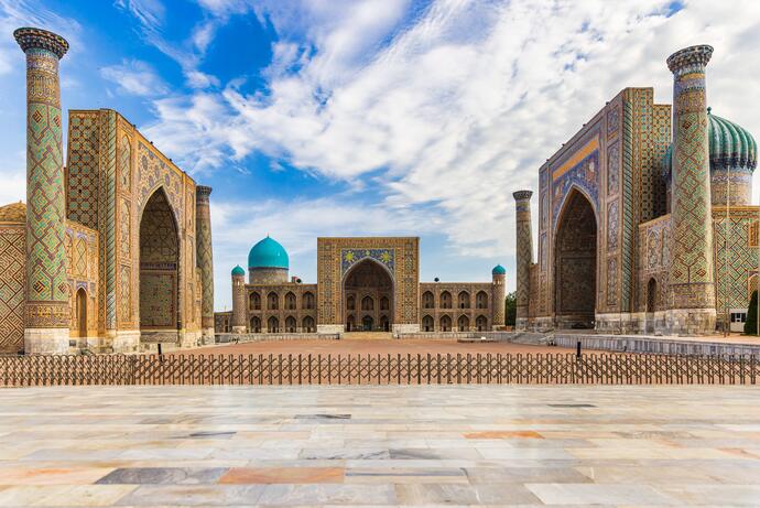 Der Registanplatz in Samarkand ist eines der berühmtesten architektonischen Ensembles Zentralasiens. Umgeben von drei beeindruckenden Medressen – der Ulugh Beg-, Sher-Dor- und Tillya-Kari-Madrasa.