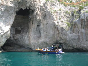 Boot vor einer Grotte in Capri