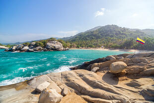 Tayrona Nationalpark mit kolumbianischer Flagge