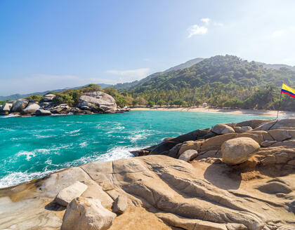 Tayrona Nationalpark mit kolumbianischer Flagge