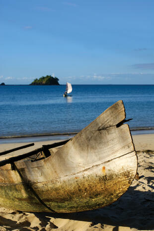 Pirogue am Strand von Madagaskar