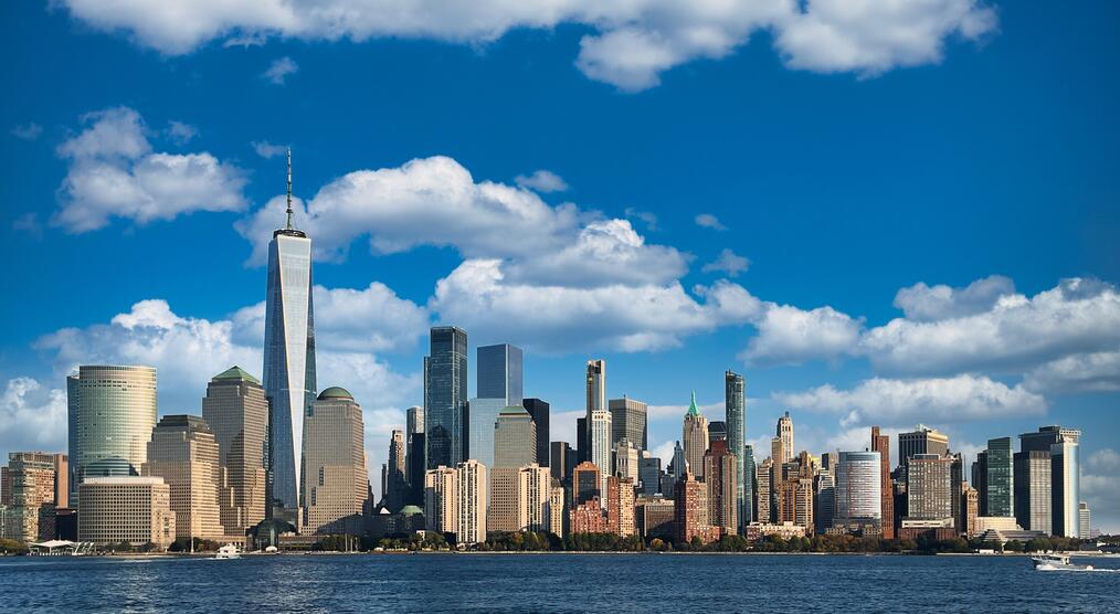 Die New Yorker Skyline als typisches Ziel eines Fernreiseziels im Juni