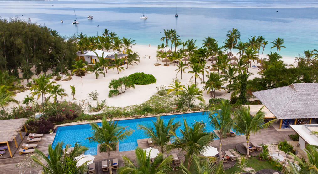 Blick auf Poolanlage und den Strandabschnitt