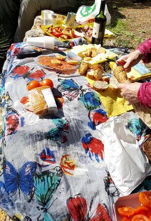 Picknick während der Wanderung 