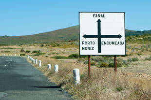 Straße in wüstenhafter Landschaft in Richtung Porto Moniz
