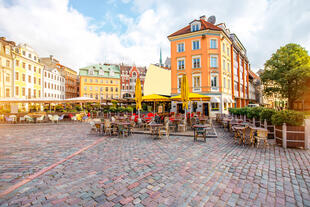 Café auf dem Domplatz in Riga 