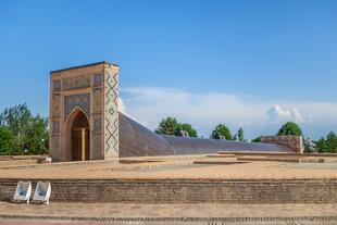 Zu sehen ist die Ulugh-Beg-Sternwarte in Samarkand, ein beeindruckendes Zeugnis der mittelalterlichen Astronomie. 