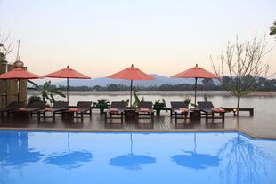 Poolbereich mit Blick auf den Mekong