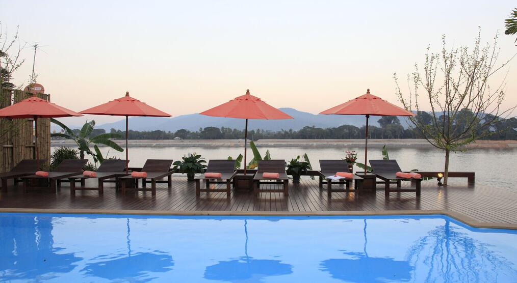 Poolbereich mit Blick auf den Mekong