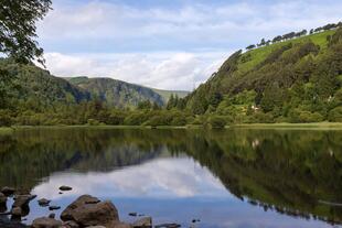 Seenlandschaft im Glendalough Tal