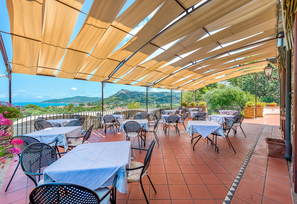 Sitzmöglichkeiten auf Terrasse