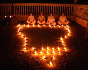 Meditation bei Kerzenschein