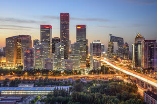 Skyline von Peking im Abendlicht