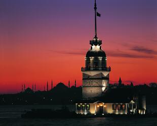 Leanderturm bei Nacht 