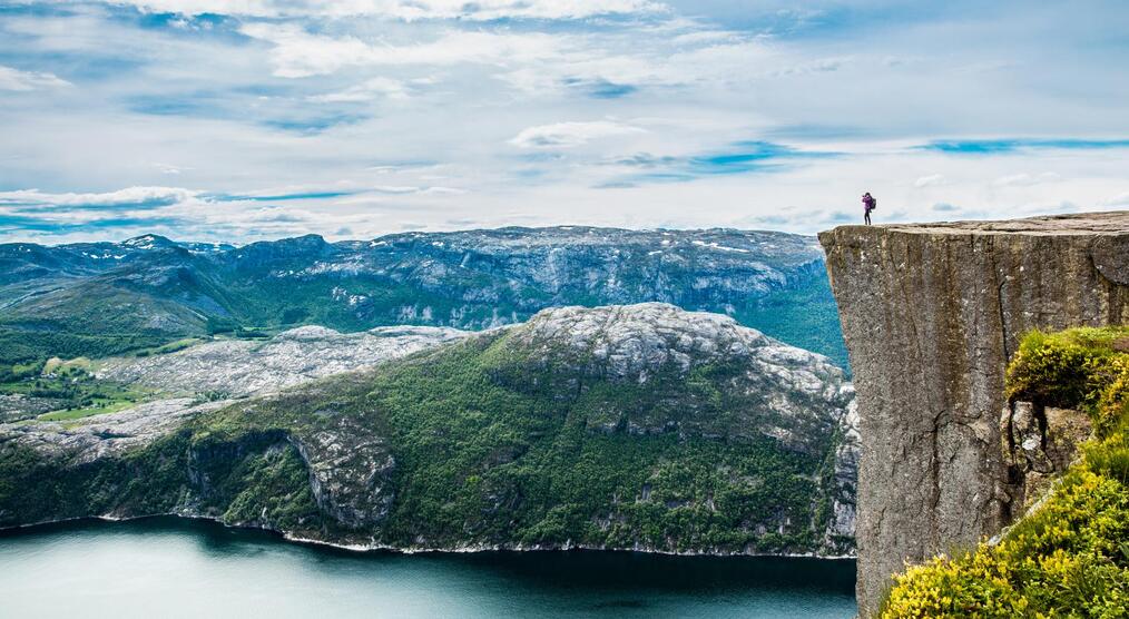 Person auf dem Preikestolen, Norwegen Reisen