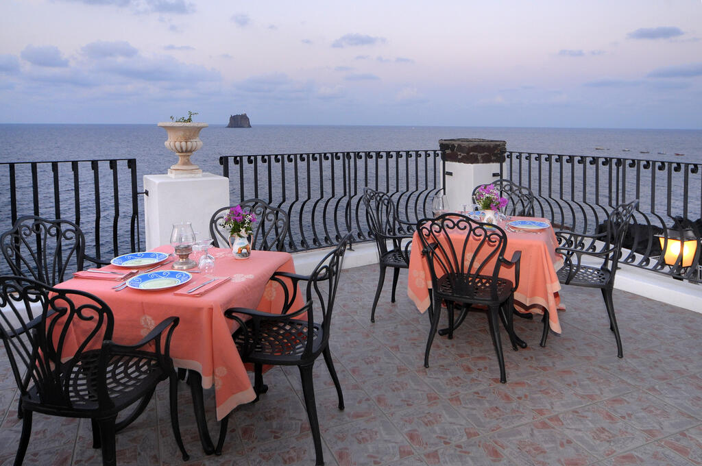 Hotelterrasse mit Meerblick