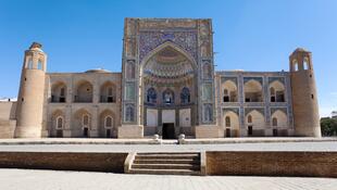 Zu sehen ist die Abdul-Fais-Chan-Moschee in Buchara, ein historisches Bauwerk, das mit seiner schlichten, aber eleganten Architektur beeindruckt.