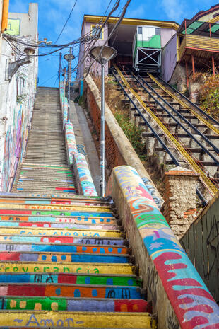 Typisch bunte Treppen in Valparaiso