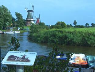 Zwillingsmühlen im historischen Greetsiel