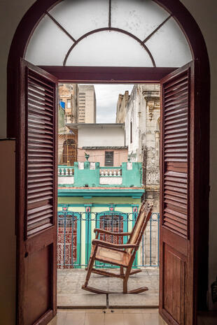 Schaukelstuhl auf einem Balkon in Havanna