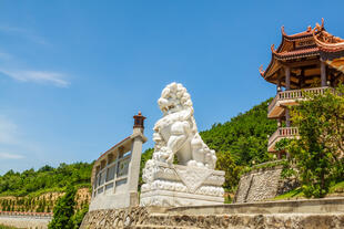 Tempel in der Nähe der Halong Bucht