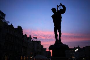 Statue bei Nacht in Poznan