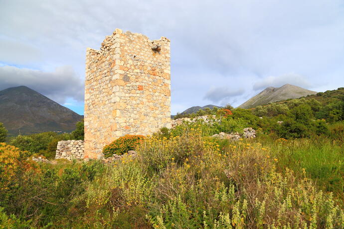 Turm in der Landschaft der Mani