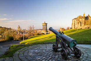 Blick auf die Monumente des Calton Hill