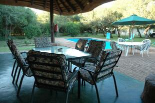 Terrasse mit Pool im Hintergrund