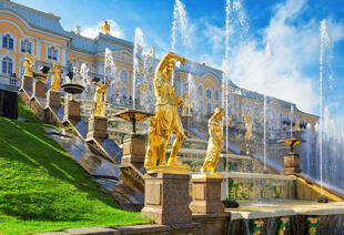 Goldene Statuen mit Wasserspiel