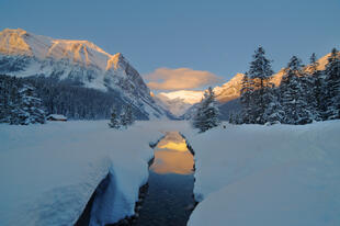 Gefrorener Lake Louise im Winter 