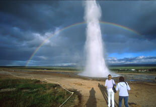 Geysir vor Regenbogen 