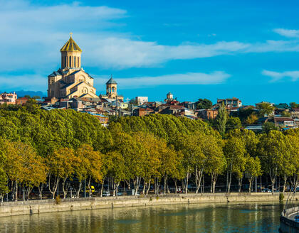 Blick auf Tiflis und den Kura Fluss