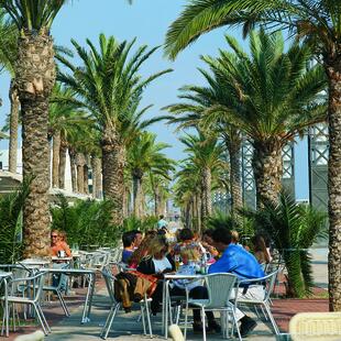 Straßencafé nahe der Strandpromenade