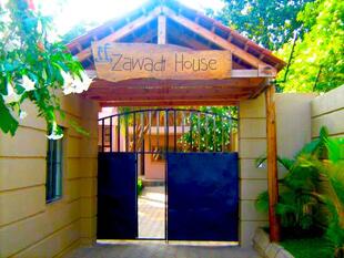 Der Eingang zum Zawadi House