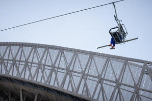 Skispringer im Lift zum Sprungturm am Holmenkollen