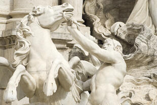 Statuen am Trevi-Brunnen