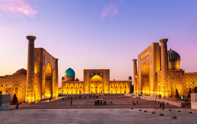 beleuchteter Registan Platz in Samarkand 