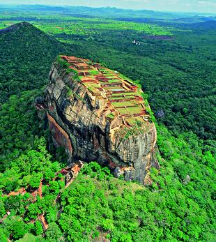 Der Sigiriya Felsen aus der Ferne