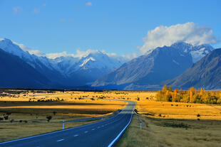 Straße vor dem Aoraki 