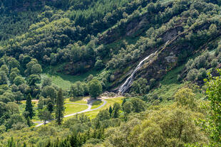 Blick auf den Powerscourt Wasserfall