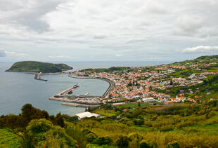 Ausblick auf Horta mit Hafen