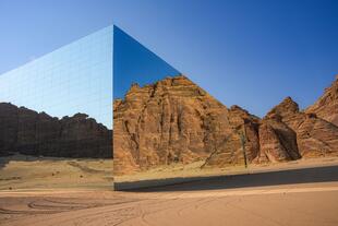 Spiegelnde Pyramide mitten in der Wüste bei al-’Ulā