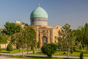 Das Kaffal Shash Mausoleum in Taschkent ist ein historisches und architektonisches Juwel, das dem bedeutenden islamischen Gelehrten Kaffal Shashi gewidmet ist. Umgeben von üppigem Grün und Pflanzen.