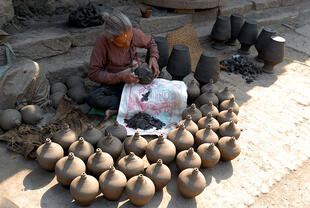 Töpfernde Frau in Bhaktapur